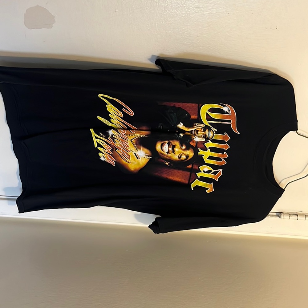 Sellin a 2pac graphic tee